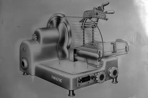 Disegno in bianco e nero di un’affettatrice automatica verticale Oberwerk con la targa INOX